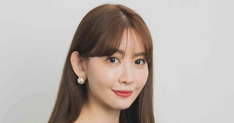 小嶋陽菜、高級ジュエリー身につけた秋のヘアメイクを紹介「ぎゃ〜可愛い」「おでこ出しスタイル好きすぎます」