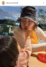 �o�[�r�[�u�ŋ߂̖��͎��ɂ��т�^���邱�Ƃ��u�[���v(�ʐ^�̓C���X�^�O���� @fallin.love.barbie ���) 