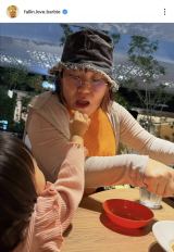 �o�[�r�[�u�ŋ߂̖��͎��ɂ��т�^���邱�Ƃ��u�[���v(�ʐ^�̓C���X�^�O���� @fallin.love.barbie ���) 