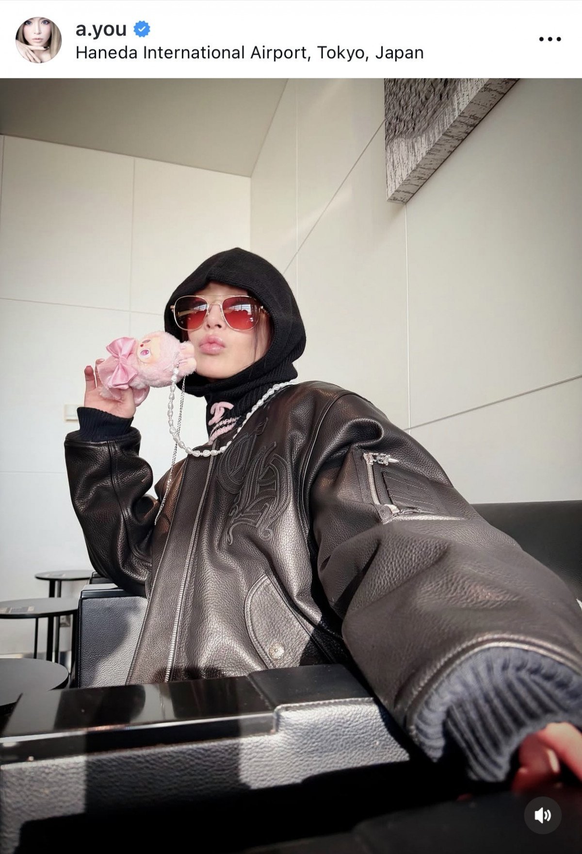 浜崎あゆみ、シャネルのバラクラバ＆ラブブ合わせた“空港ファッション