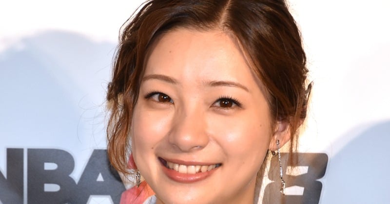 足立梨花、ソファでくつろぐ「ウチのワンコ」を紹介 白でそろえた部屋をチラ見せ「何やらオシャレなお部屋」