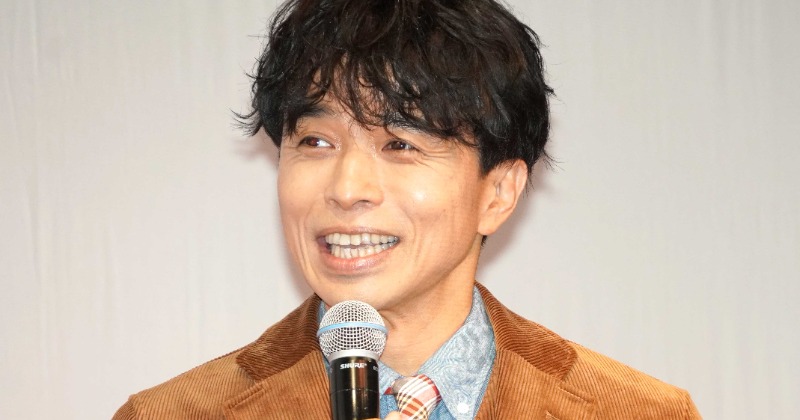 井ノ原快彦、バイオリン始めた子どもに優しい眼差し トロフィー授与