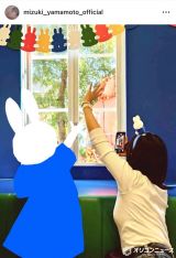 �R�{�����u���ׂ̗Ŏ��U���Ă�~�b�t�B�[�́A�q�ł��v�i�ʐ^�̓C���X�^�O���� @mizuki_yamamoto_official ���j 