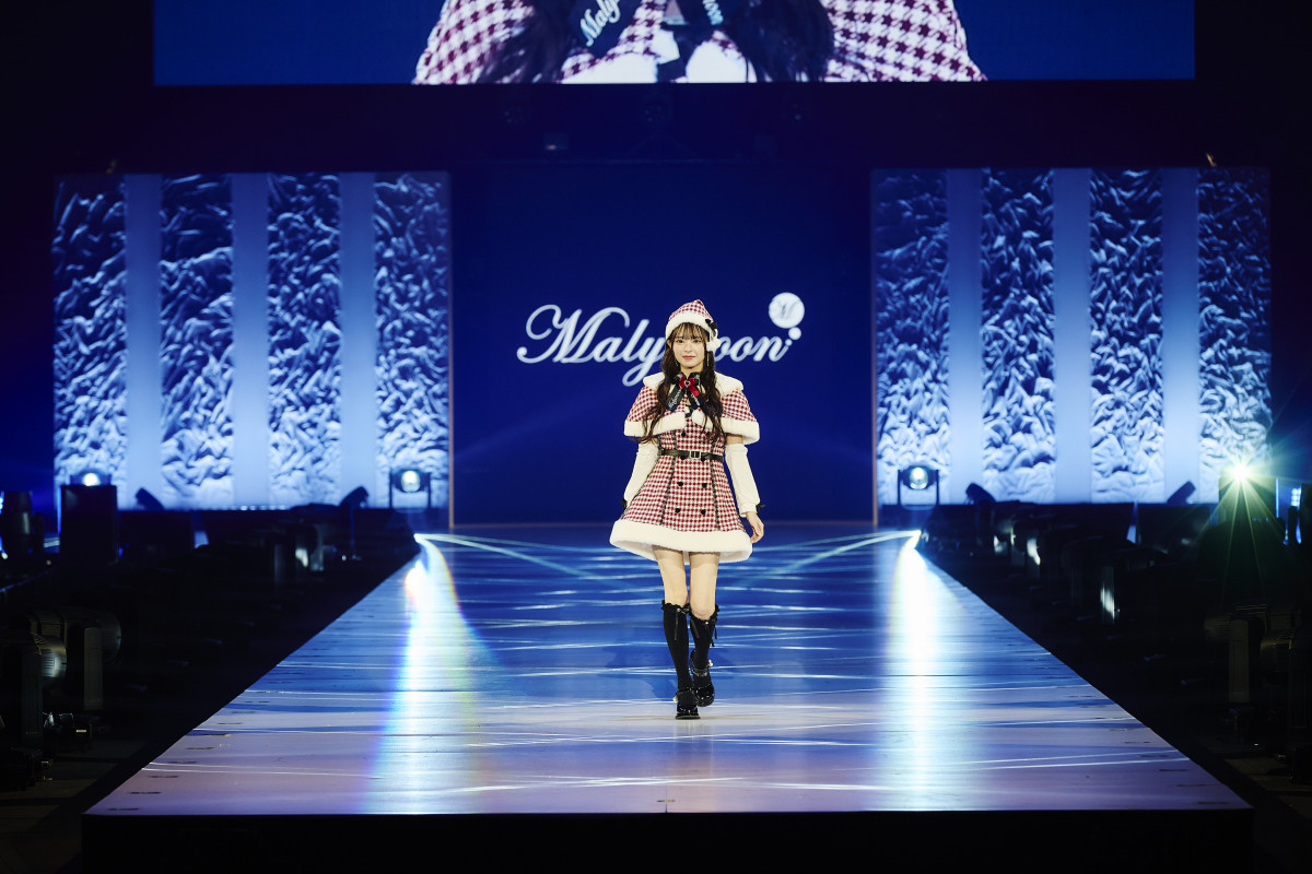 2児のシングルマザー”藤咲凪、ミニスカサンタ衣装で美脚披露