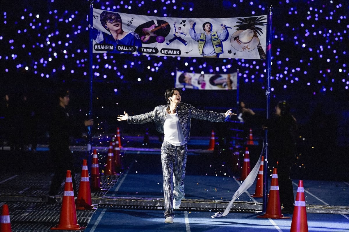 BTS・JIN、ファンコンを盛大に締めくくり 2017年以来の楽曲披露、BTS