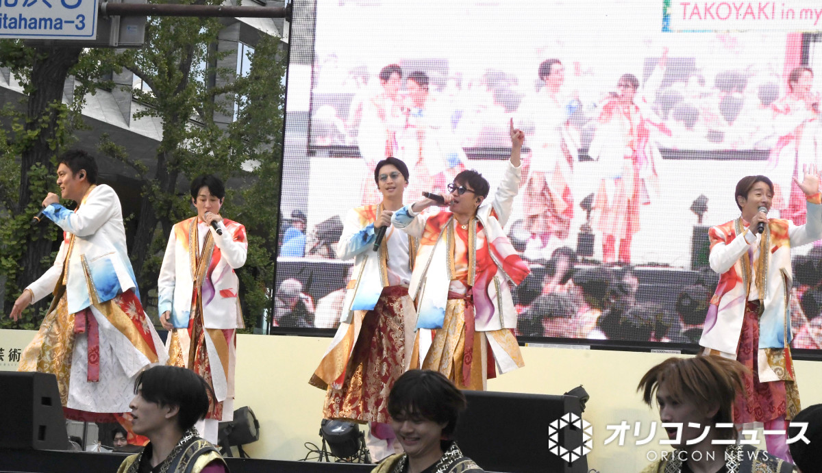 SUPER EIGHT、御堂筋でデビュー曲の演歌を歌って踊る 大阪凱旋
