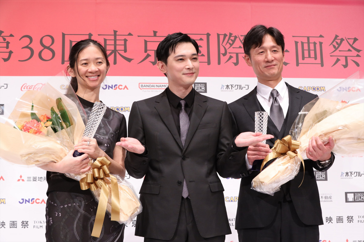 吉沢亮、「黒澤明賞」授賞式にサプライズ登壇 李相日＆クロエ・ジャオ