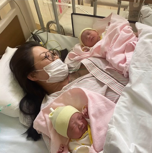 突然ママが天国に…0歳双子の女児を育てるシングルファーザーに激励の声