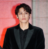 �f��w�ʂĂ��Ȃ��X�J�[���b�g�x�W���p���v���~�A�ɓo�d�����{��^�� (C)ORICON NewS inc. 