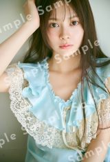 AKB48伊藤百花、水色パジャマ姿ですらり美脚 1stフォトブック裏表紙