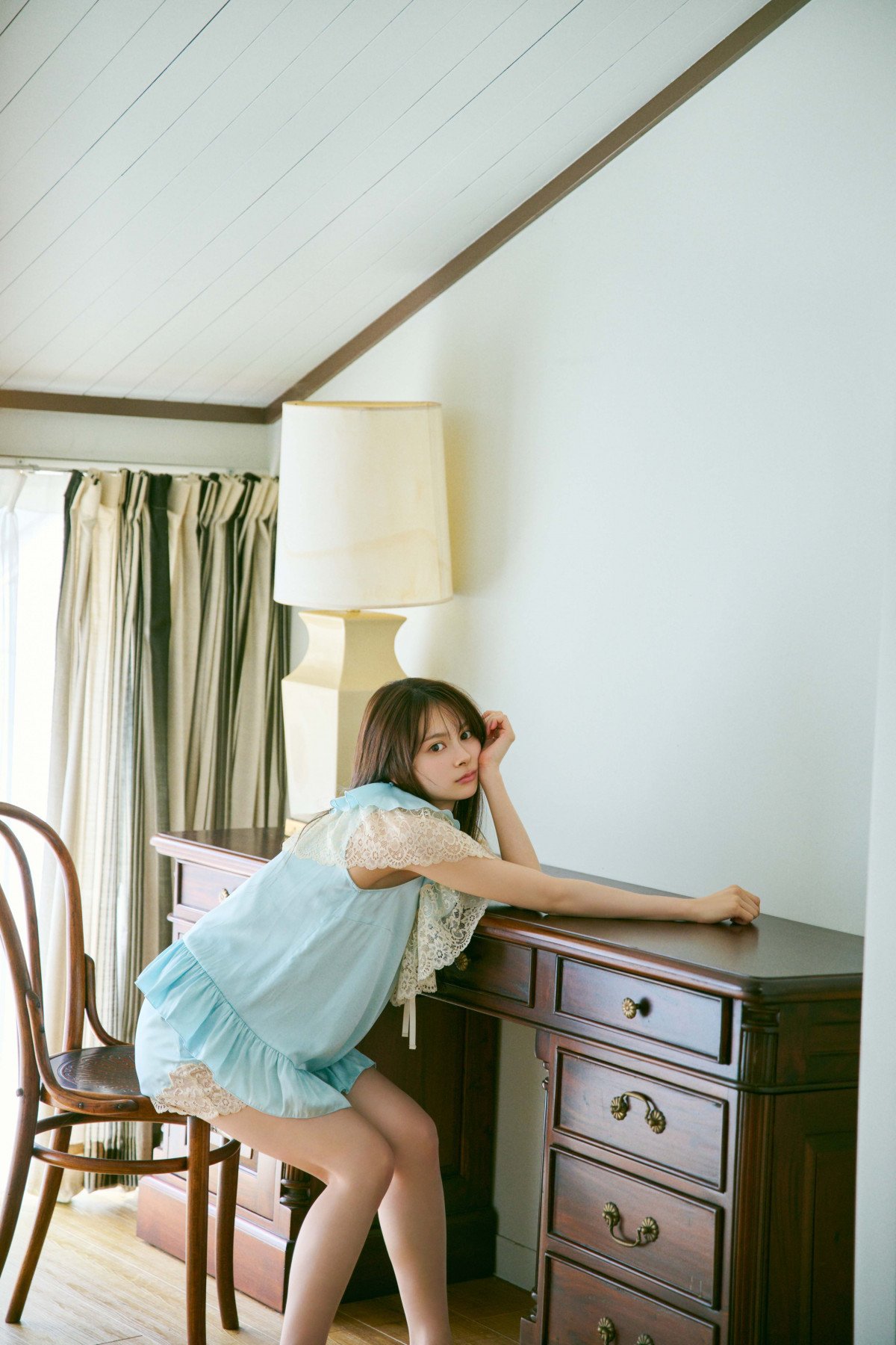 AKB48伊藤百花、水色パジャマ姿ですらり美脚 1stフォトブック裏表紙