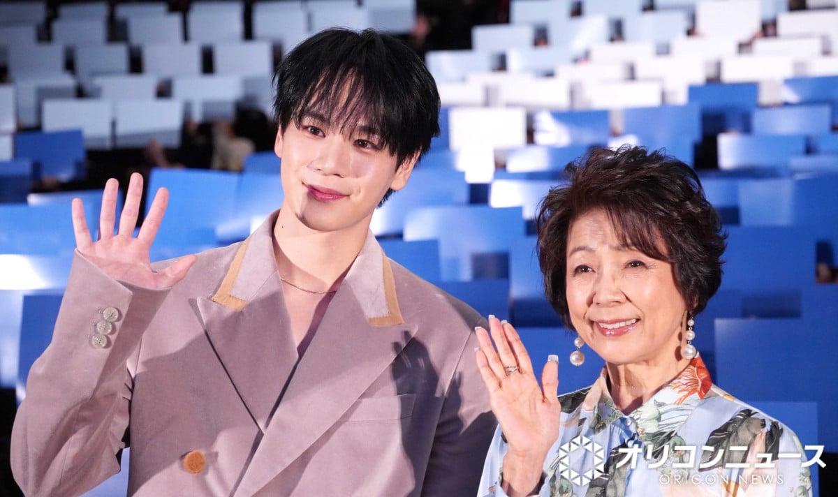 JO1豆原一成、“初出し”ヘアスタイル披露 市毛良枝をさらりとエスコート