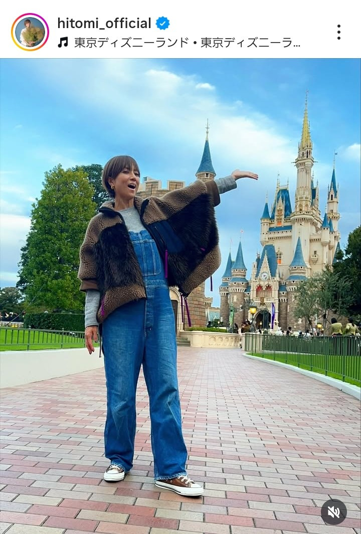 4児の母・hitomi、5歳三男とオーバーオールでディズニー満喫の