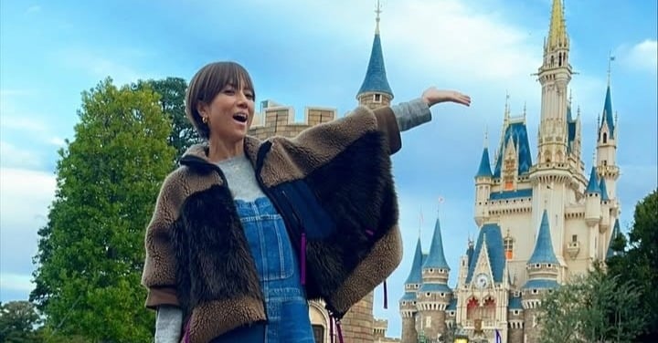 4児の母・hitomi、5歳三男とオーバーオールでディズニー満喫のプライベートショット「微笑ましい」「めっちゃお似合い」