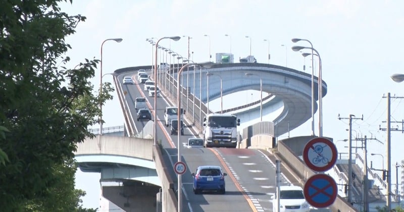 思わず二度見…大阪の謎スポット紹介 低すぎるガード、飛び出る歩行者用押しボタンなど…テレビ大阪放送