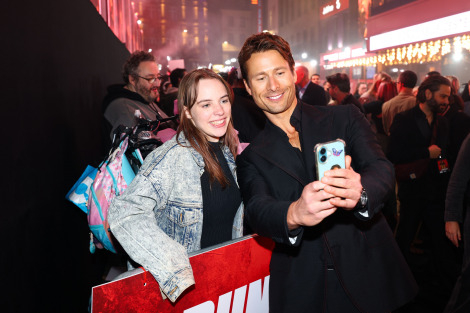 �f��w�����j���O�E�}���x�����h���v���~�A�Ńt�@���Ǝʐ^�B�e����O�����E�p�E�G�� 