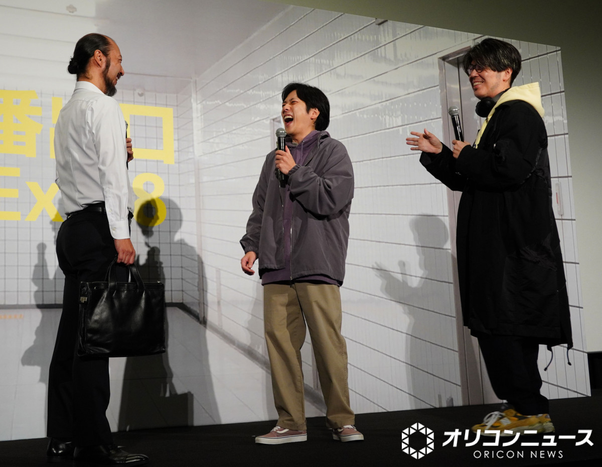 二宮和也、初めて『8番出口』役衣装で“歩く男”と登壇 シーン再現「裏で