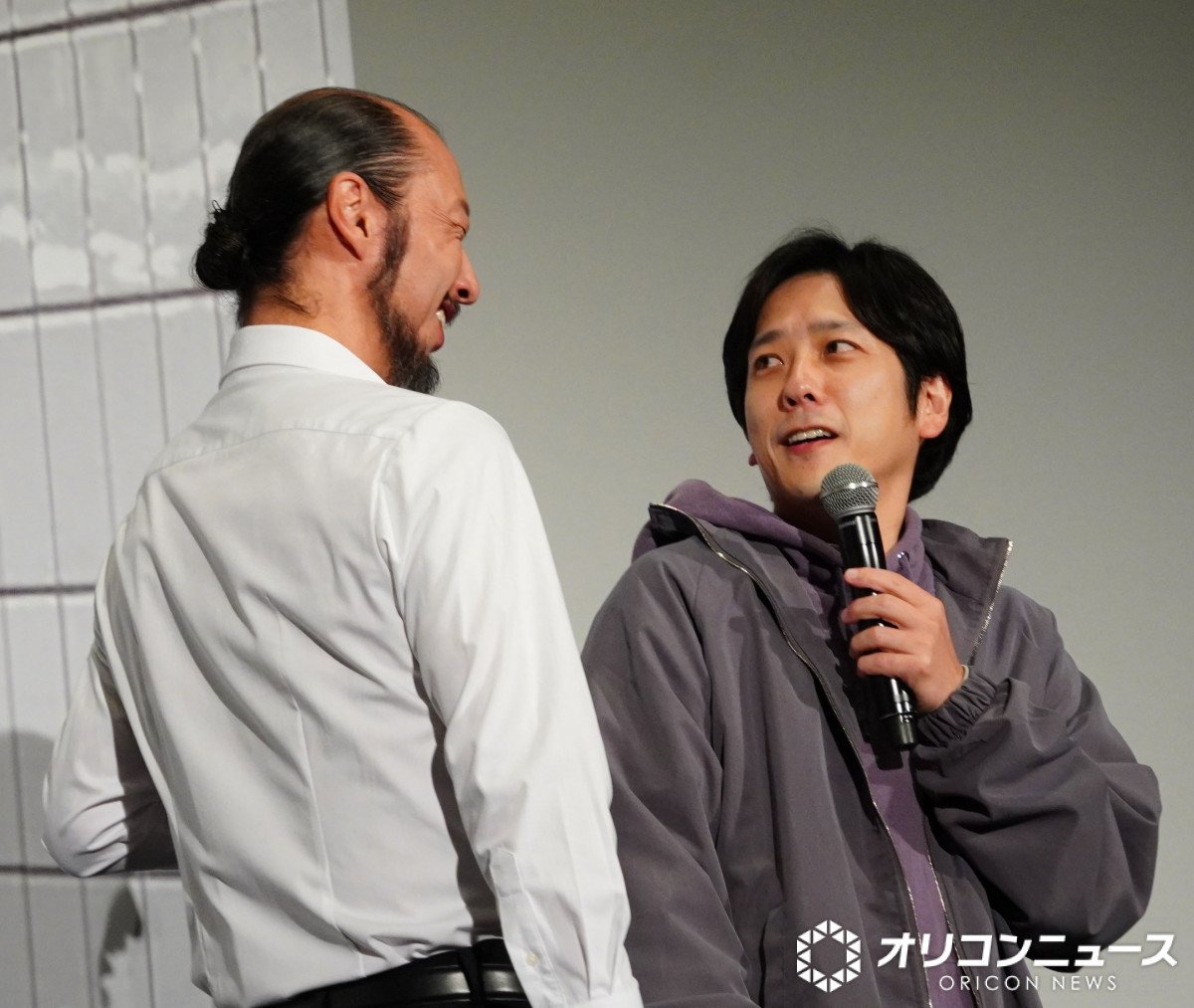 二宮和也、初めて『8番出口』役衣装で“歩く男”と登壇 シーン再現「裏で