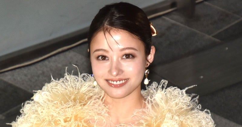 橋本環奈、クリスマスツリー点灯式 イルミネーション以上の輝き放つ