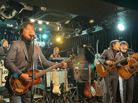 �Z�{�؁EAbbey Road Tokyo�ł̃��C�u�̖͗l 