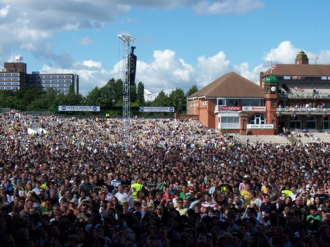 �A�[�N�e�B�b�N�E�����L�[�Y���p�}���`�F�X�^�[�̃X�^�W�A���ŊJ�Â�����K�̓��C�u�ɃT�|�[�g�A�N�g�Ƃ��ďo���B�U�E�p���b�c�̂ق��G�C�~�[�E���C���n�E�X�A�R�[�����A�X�[�p�[�O���X�ȂǍ��؂ȖʁX���T�|�[�g�Ƃ��ēo�ꂵ�� 