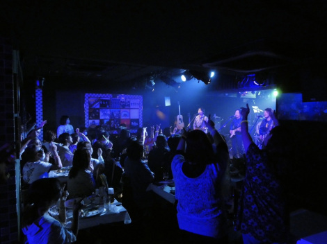 �Z�{�؁EAbbey Road Tokyo�ł̃��C�u�̖͗l 