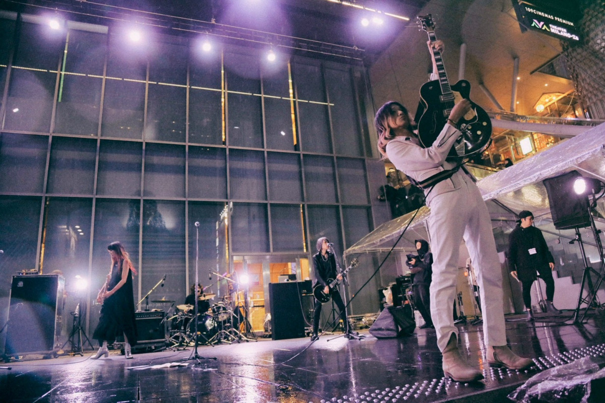 a flood of circle 新保勇樹撮影 パネル4枚セット a flood of circle、“新宿歌舞伎町野外音楽堂”でフリーライブ開催 日本