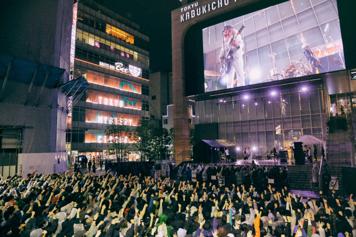 a flood of circle、“新宿歌舞伎町野外音楽堂”でフリーライブ開催 日本