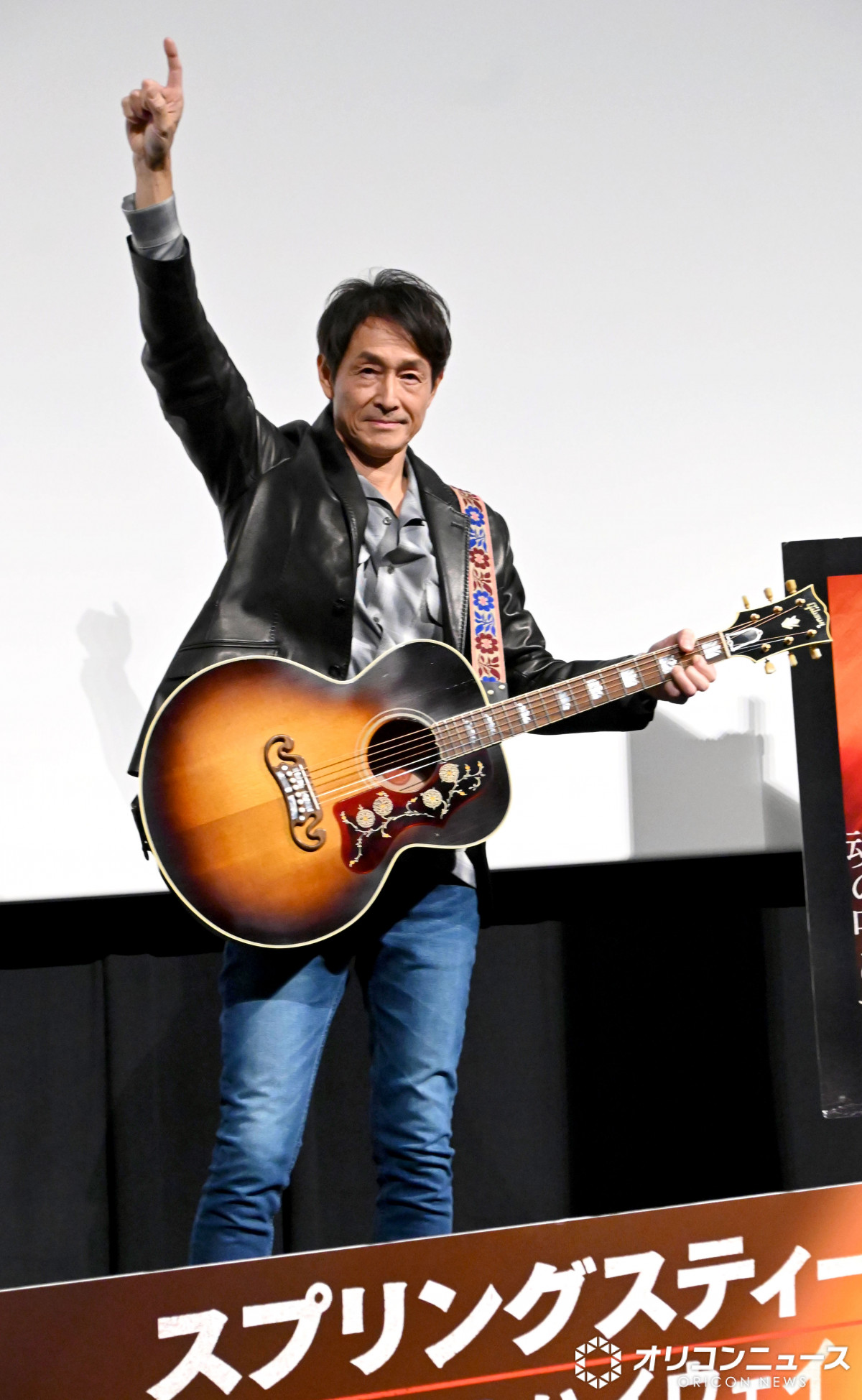 吉田栄作、高級ギター手に弾き語り熱唱「ちょっと震えている」 舞台