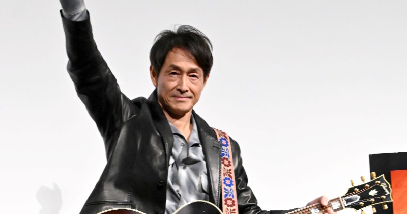 吉田栄作、高級ギター手に弾き語り熱唱「ちょっと震えている」 舞台