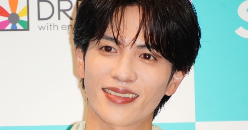 志尊淳、“変装なし”で駅にいるプライベート写真にファン衝撃「気づかれないの??」「こんなイケメン電車乗ってきたらガン見する」