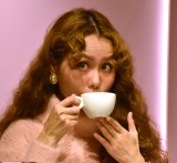 �w�ق�̂�K�������Ȃ��ɁwCAFE LATORY ROOM�x�x�̃��f�B�A������s����I�ڑ̌���ɏo�Ȃ���peco (C)ORICON NewS inc. 