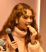 �w�ق�̂�K�������Ȃ��ɁwCAFE LATORY ROOM�x�x�̃��f�B�A������s����I�ڑ̌���ɏo�Ȃ���peco (C)ORICON NewS inc. 