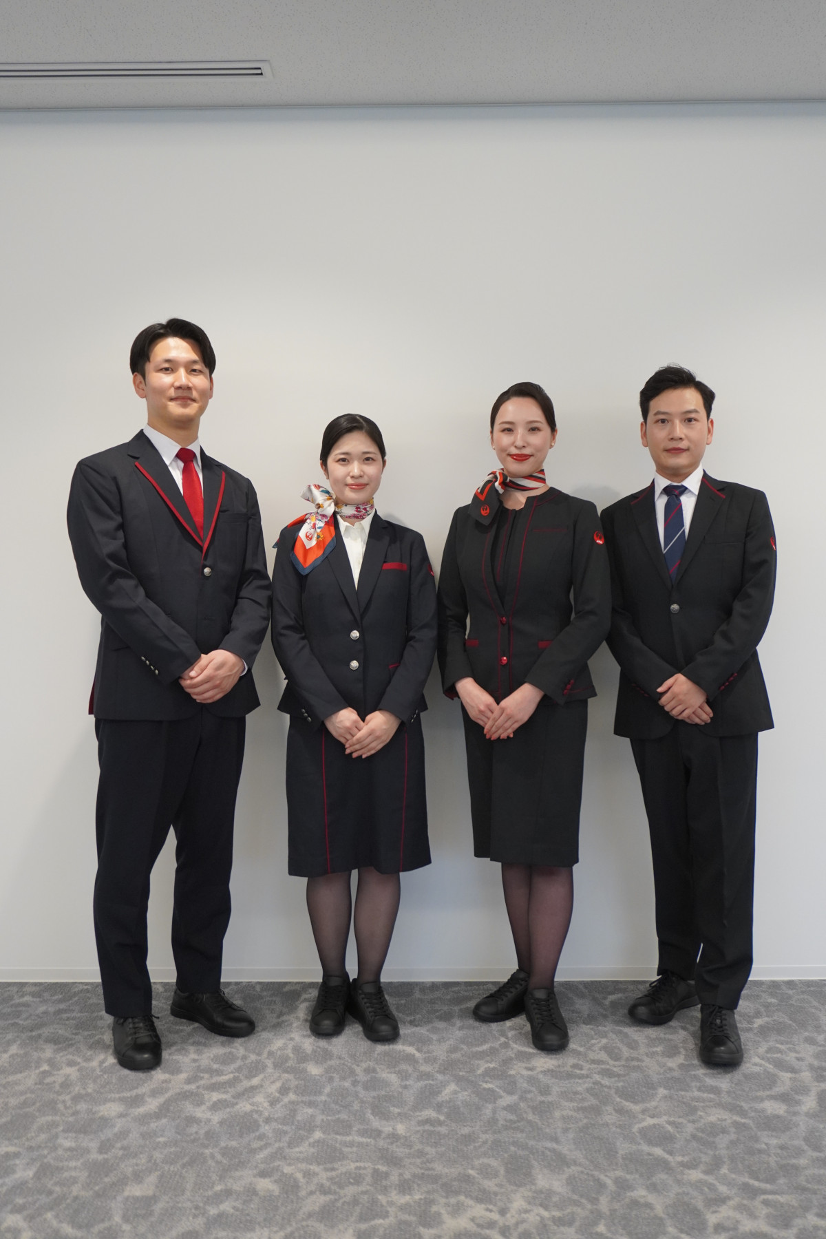 JAL客室乗務員、スニーカー着用可能に 革靴やヒール・パンプス含め選択