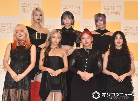 �w��76��NHK�g���̍���x�̏o��̎蔭�\��ɏo�Ȃ���HANA�i�O�񍶂���jMAHINA�AYURI�ACHIKA�AKOHARU�i��񍶂���jMOMOKA�AJISOO�ANAOKO �iC�jORICON NewS inc. 