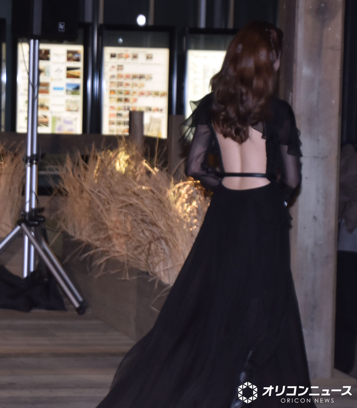 TWICE・SANA、ツリー点灯式に登場 美背中を大胆披露で艶やかに