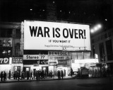 �u�n�b�s�[�E�N���X�}�X�i�푈�͏I�����j�v�i����FHappy Xmas (War Is Over)�j�̊Ŕi1969�N12���j���h�L�������^���[�f��w���Ƒn���̉ʂĂɁ@�W�����E���m���Ō�̎��x12��5�����S���������J �iC�j 2025 BORROWED TIME THE MOVIE LIMITED 