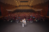 �P�Ɨ����t�@���~�[�e�B���O�w2025 SONG JOONG KI FANMEETING [Stay Happy] in JAPAN�x���J�Â����\���E�W�����M(���������̖͗l)(C)FRAU INTERNATIONAL 