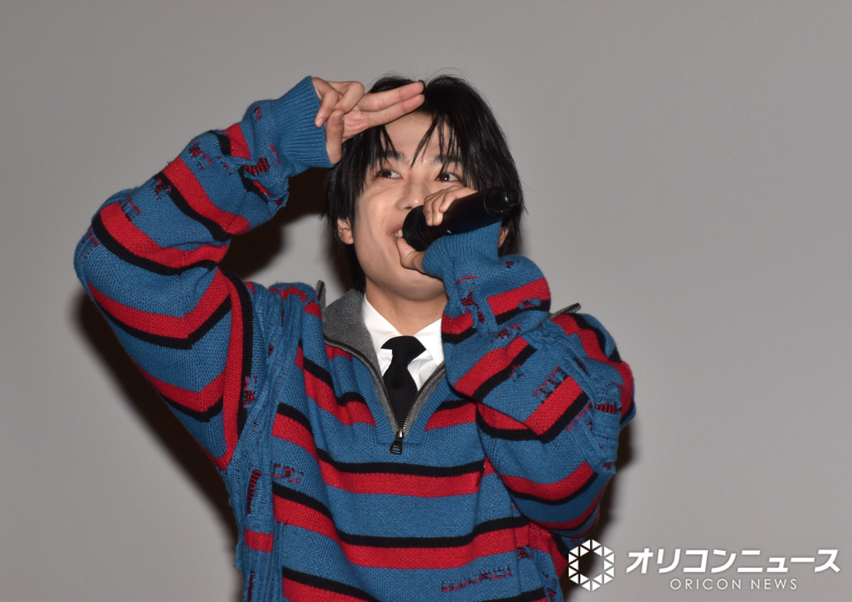 AmBitious真弓孟之、人生初の映画舞台あいさつに登壇 自己紹介ギャグ