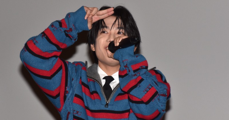 AmBitious真弓孟之、人生初の映画舞台あいさつに登壇 自己紹介ギャグ