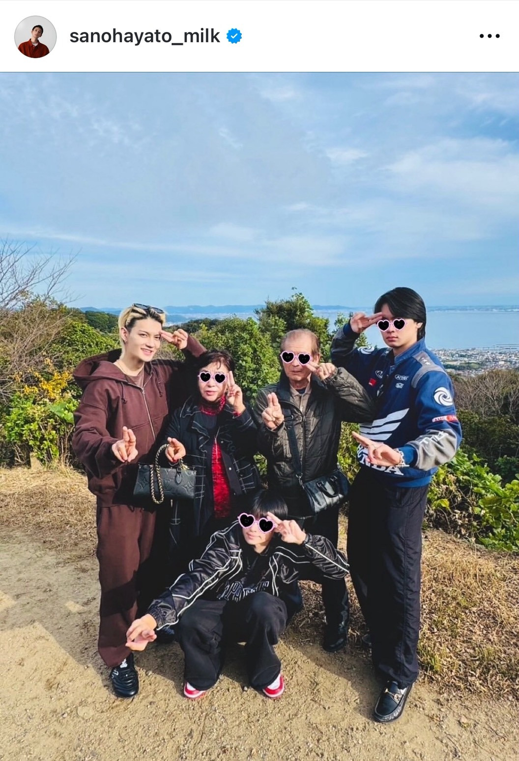 画像・写真 | M!LK佐野勇斗、弟ら家族5人で“イイじゃん”ポーズ「イイ