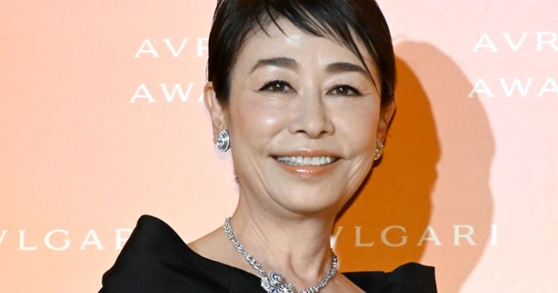 安藤優子、ネイビー×ホワイト“60代の学生コーデ”を披露 愛用ブランドアイテムも明かす「おしゃれ」「カラーもコーデも、良いですね」「ストールお似合いです!」