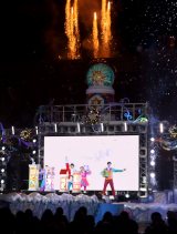 �w���C�g�E�A�b�v�E�U�E�i�C�g �`�N���X�}�X�E�Z���u���[�V�����`�x�̖͗l (C)ORICON NewS inc. 