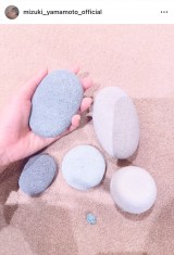 �R�{�����u�݂�ȂŐΏE���������v�u���̐΁v(�ʐ^�̓C���X�^�O���� @mizuki_yamamoto_official ���) 