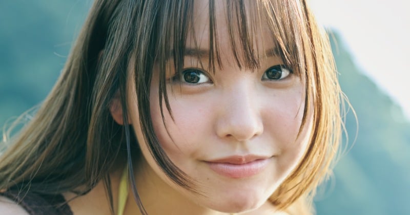 “新時代のグラビアエース”本郷柚巴、『マガジン』初登場 マシュマロのような甘いグラビア披露