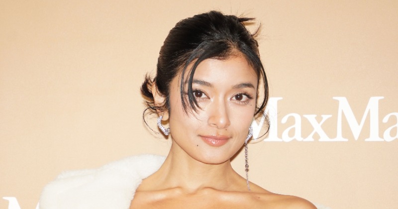 ローラ、上品な大胆肌見せスタイルを披露 茶道・華道で“エレガント”へ