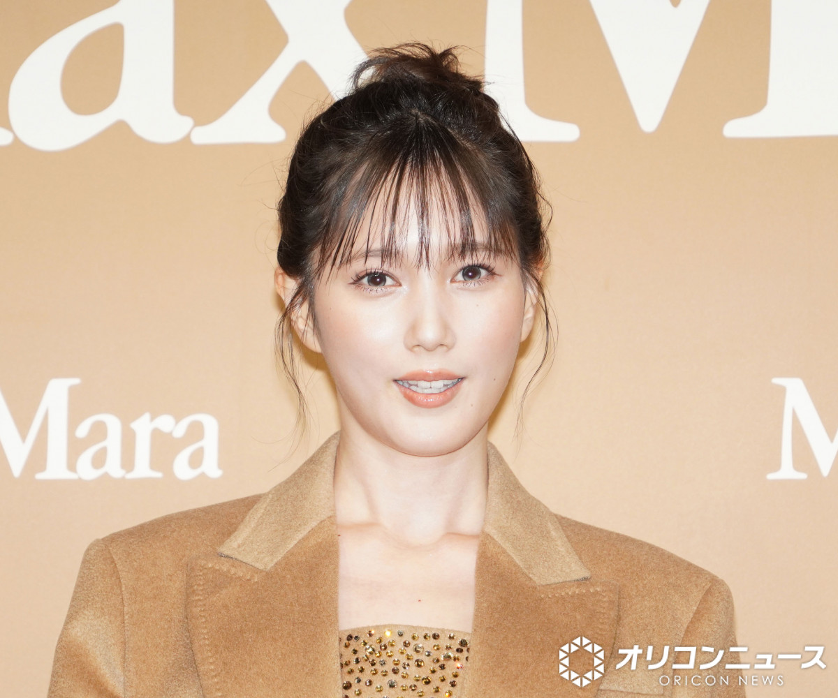 本田翼、ミニ丈スカートで美脚披露「歩き方が美しい人にエレガントさを