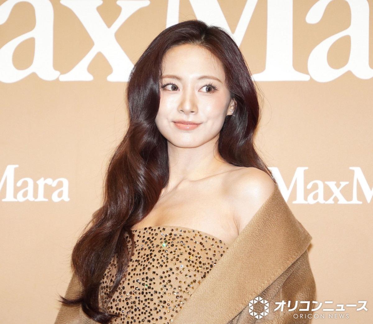 TWICE・ツウィ、きらびやかなドレス姿で魅了 “ゆるぎない自信”を語る