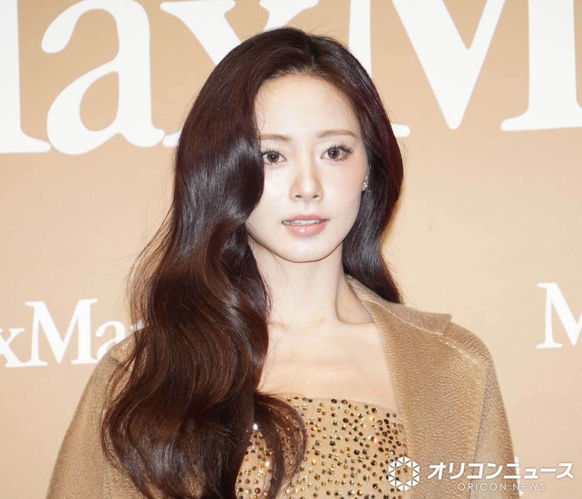 TWICE・ツウィ、きらびやかなドレス姿で魅了 “ゆるぎない自信”を語る