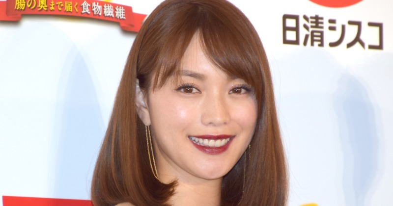 46歳・蛯原友里、ショートコート×ミニスカで美脚まぶしい冬コーデ